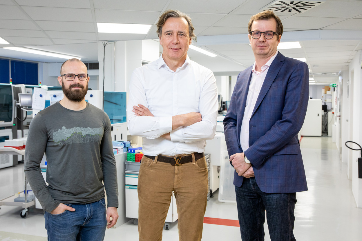 André Greiveldinger, patient, Professeur Dr. Bernard Weber et Dr. médecin Joé Diederich des Laboratoires réunis. Crédit photo : Eva Krins Maison moderne