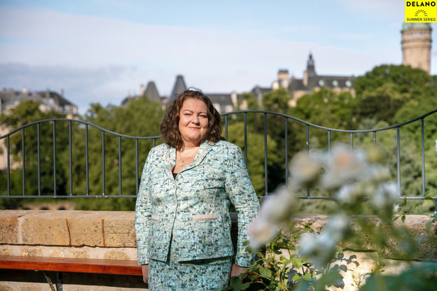 Fleur Thomas, ambassadrice britannique au Luxembourg, dans le jardin de la résidence britannique. (Photo: Romain Gamba/Maison Moderne)