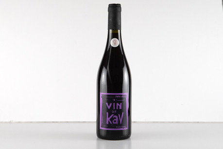 Après Du Beur dans le Pinard, le viticulteur nature et loufoque Karim Vionnet revient en force avec Vin de Kav… Matic Zorman / Maison Moderne