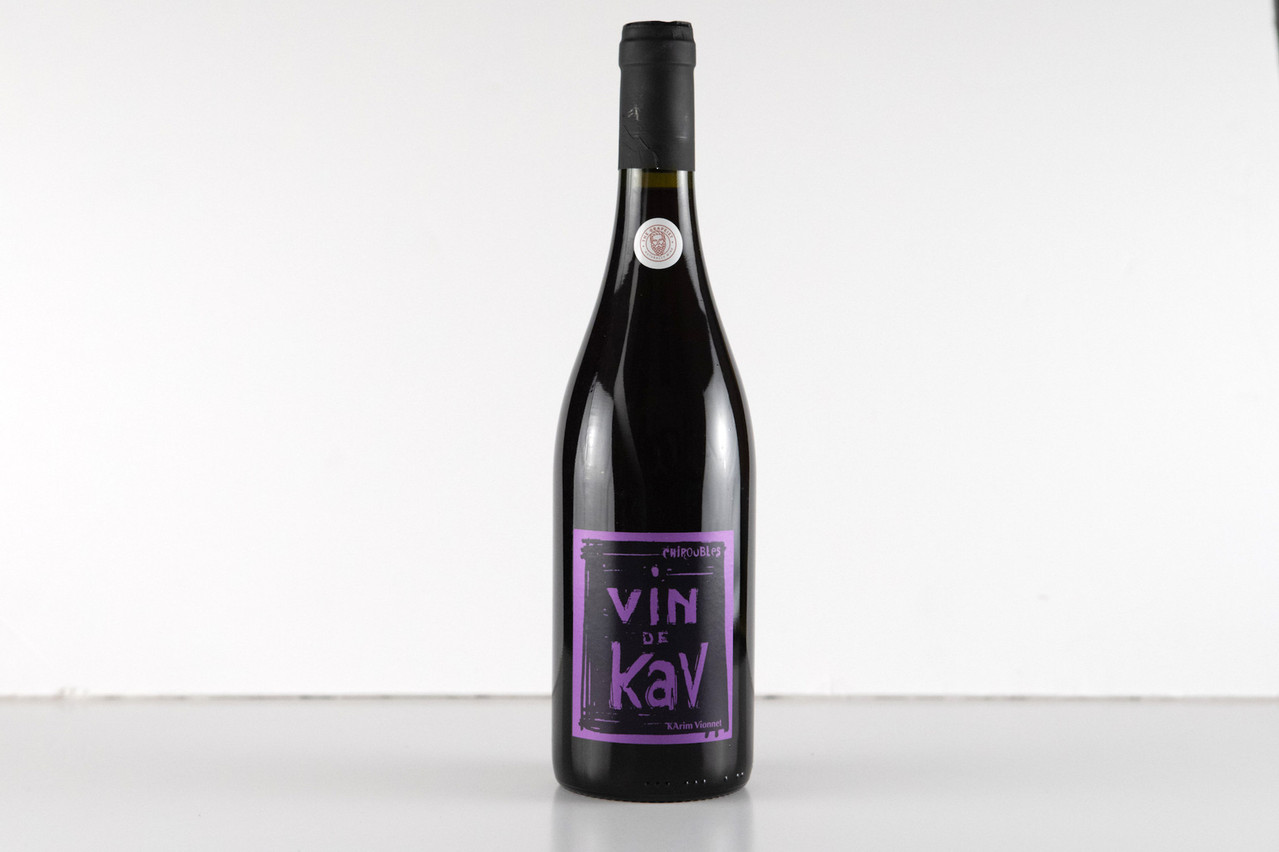 Après Du Beur dans le Pinard, le viticulteur nature et loufoque Karim Vionnet revient en force avec Vin de Kav…  Matic Zorman / Maison Moderne