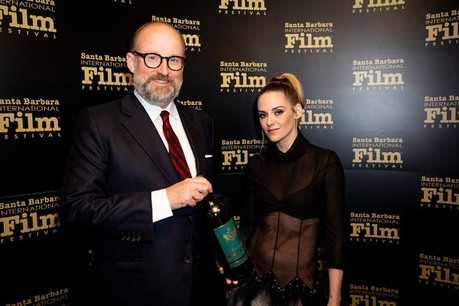 L’actrice Kristen Stewart et le Prince Robert de Luxembourg ont trinqué aux succès respectifs de la star et de Clarendelle… (Photo: @BryanBeasley) 