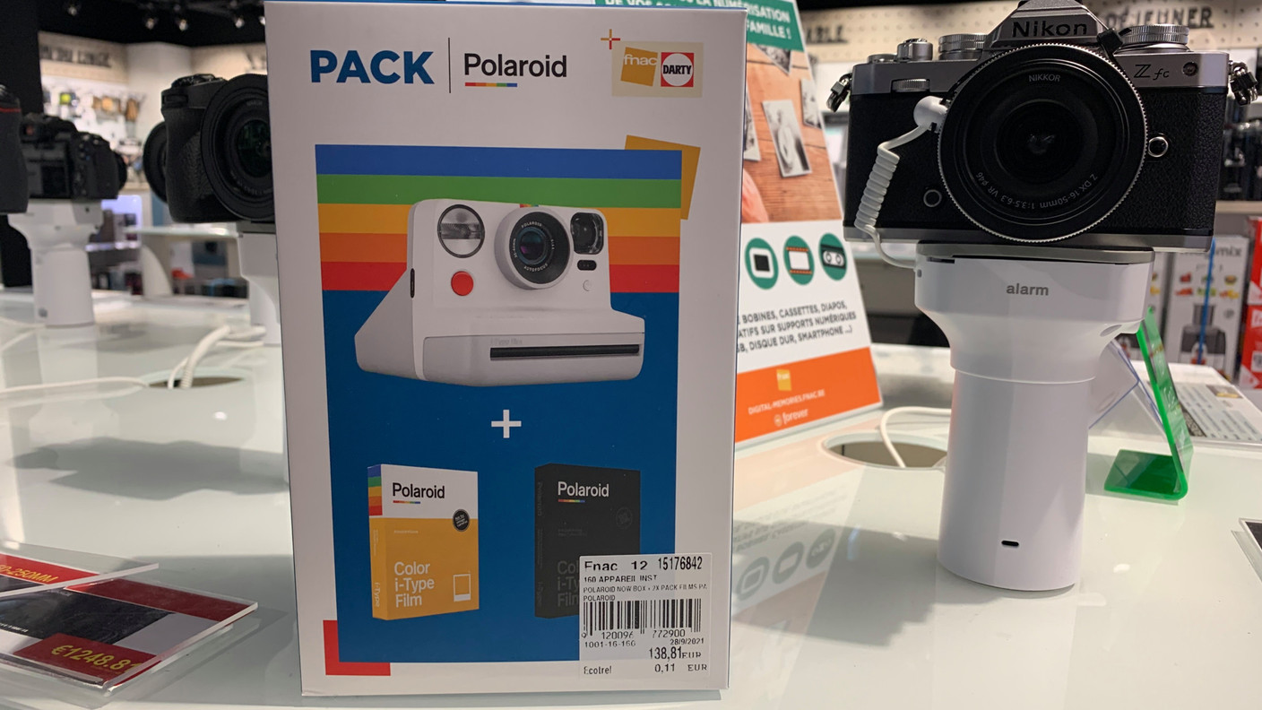 Le Polaroid revient au goût du jour à côté d’appareils photo numériques au design rétro dans les linéaires de la Fnac. (Photo: Paperjam)