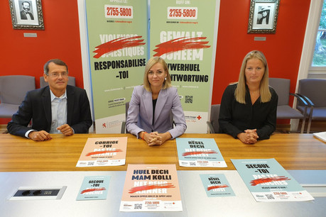 Michel Simonis, directeur général de la Croix-Rouge luxembourgeoise, et Laurence Bouquet, chargée de direction du service Riicht Eraus, entourent la ministre Taina Bofferding. (Photo: MEGA)