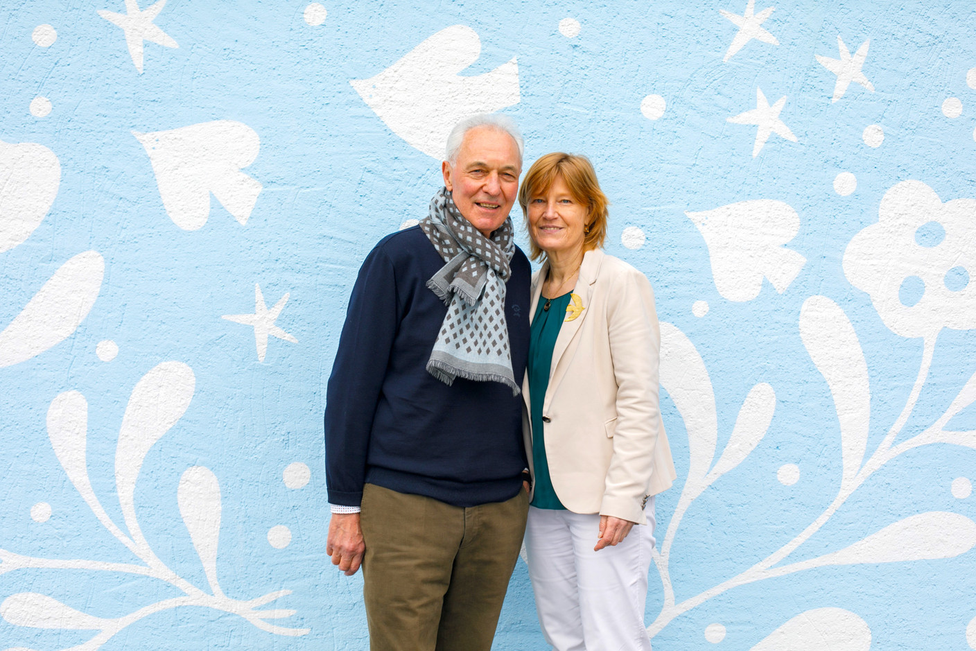 Mathis Bastian et son épouse, Anne-Marie, prennent discrètement la pose devant la fresque de Lisa Junius, récemment réalisée sur la terrasse arrière du domaine…  Matic Zorman/Maison Moderne