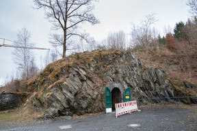 L’entrée de la grotte, à même la roche. Romain Gamba / Maison Moderne