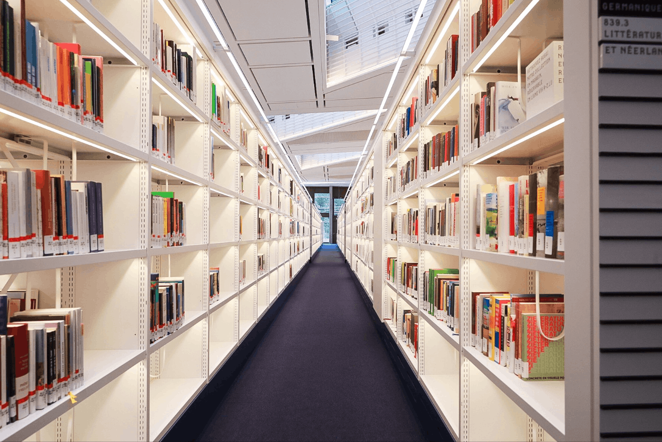 Des centaines de mètres de bibliothèques accueillent les ouvrages de la BNL. (Photo: Edouard Olszewski)