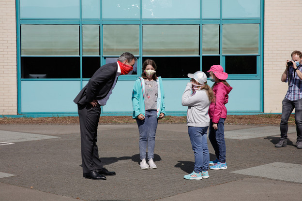 Visite du ministre Claude Meisch à l’école fondamentale Ribeschpont - 25.05.2020. (Photo: Romain Gamba/ Maison Moderne)