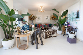 Le second salon dévoile une tout autre ambiance, plus sauvage et africaine. ((Photo: Guy Wolff/Maison Moderne))