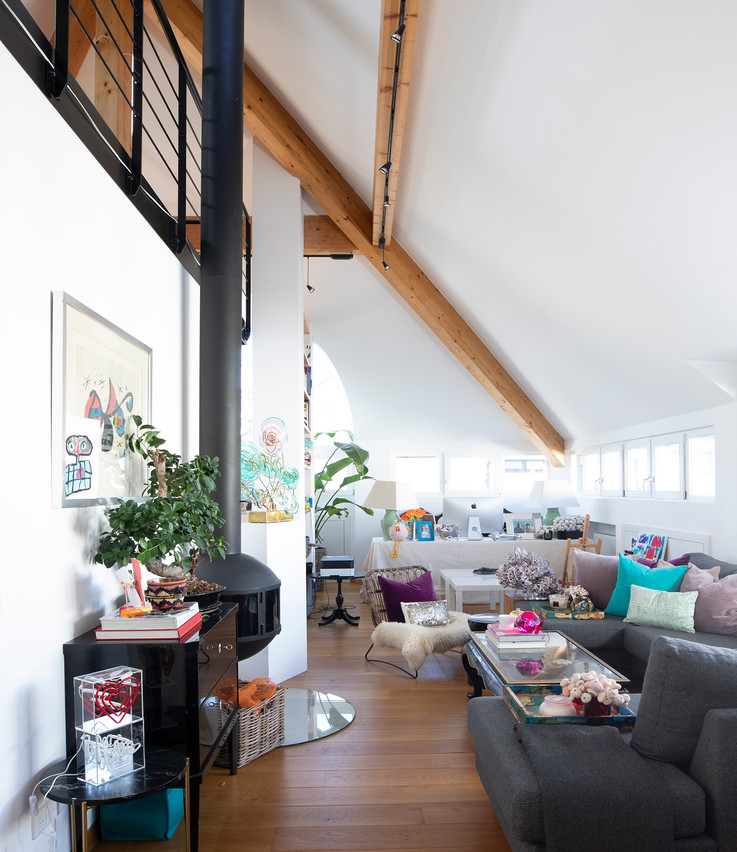 Au dernier étage de la maison, un salon con­fortable et intime complète l’espace de l’atelier. (Photo: Guy Wolff/Maison Moderne)