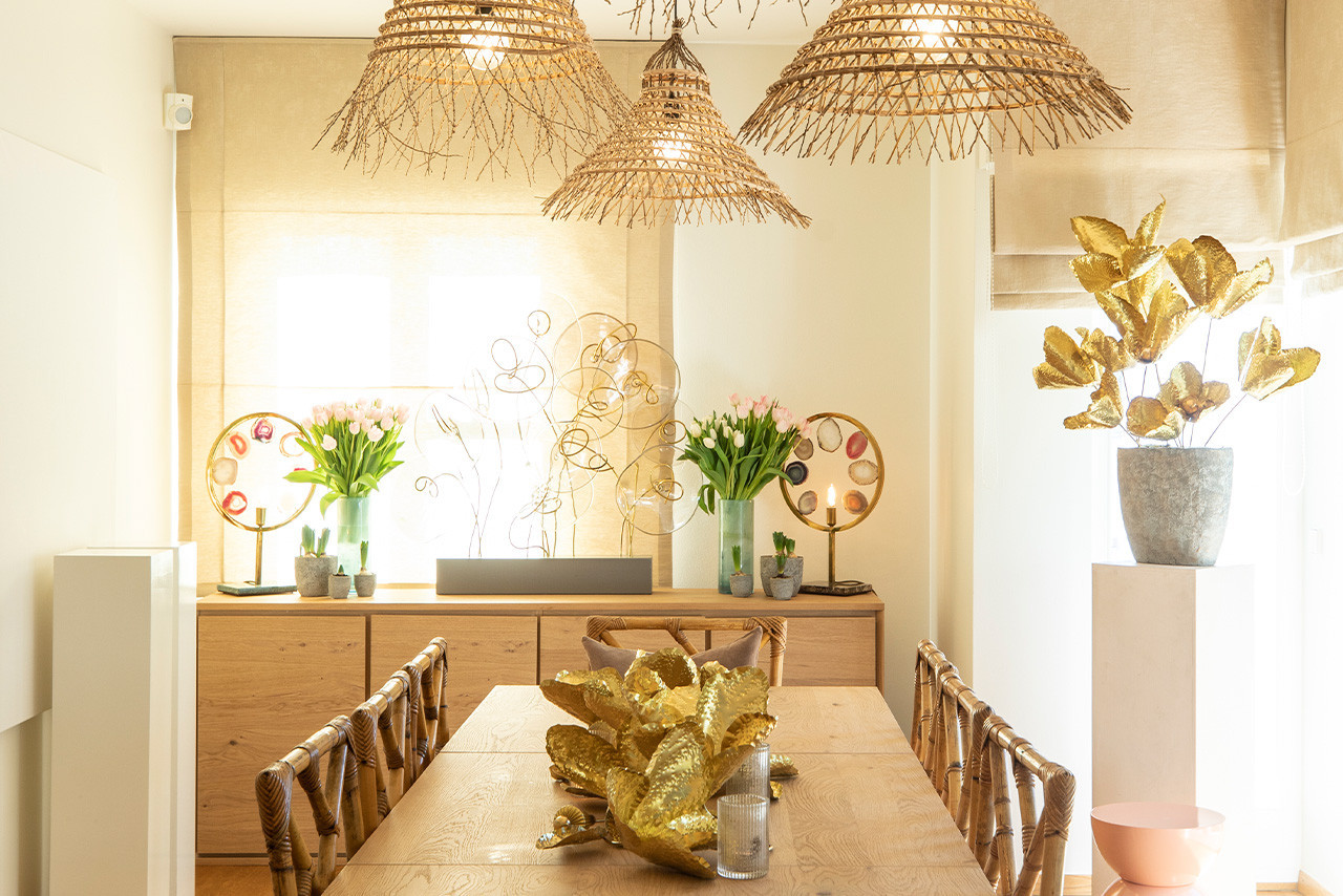 Dans la salle à manger, le bambou et l’osier apportent une note de fraîcheur. (Photo: Guy Wolff/Maison Moderne)