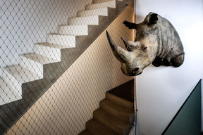 Que ce soit dans le salon, la cage d’escalier ou la chambre, l’art est partout. ((Photo: Nader Ghavami/Maison Moderne))