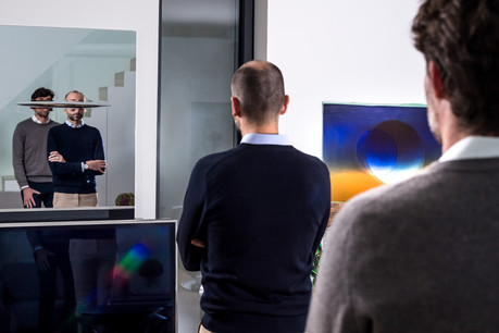 Au fil des ans, Grégory Gaudillot et Guillaume Steichen ont constitué une collection d’art contemporain avec laquelle ils aiment vivre au quotidien. (Photo: Nader Ghavami/Maison Moderne)
