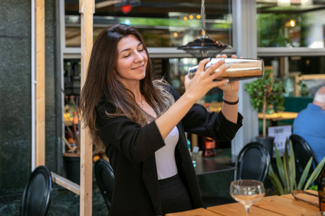 Si elle consacre une grande partie de ses semaines à des missions de management, Laura Hanin prend toujours un grand plaisir à passer derrière le bar pour «shaker» de bons cocktails, notamment au Partigiano, rue de Strasbourg. (Photo: Romain Gamba/Maison Moderne)