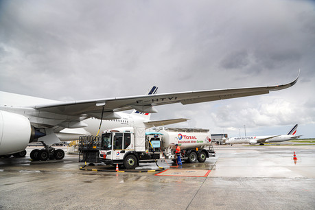 La fourniture en carburant de l’Airbus A350 qui a réalisé le vol a été effectuée au moyen du premier camion avitailleur 100% électrique. (Photo: A. Gaulupeau/Groupe ADP)