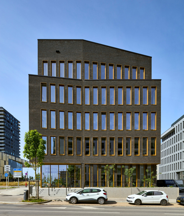 Designed by Fabeck Architectes, the Spaces office building plays on the subtle variations in the façade, creating a constant interplay with natural light. Photo: Oliver Schuh, Palladium Photodesign