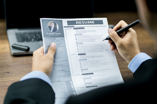 La rédaction de Paperjam vous propose de faire analyser votre CV par un DRH dans notre prochain supplément Ressources humaines & Carrières qui paraîtra en juin prochain et sur Paperjam.lu. (Photo: Shutterstock)