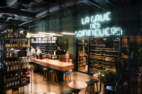 Un coup de cœur dès les premiers arômes ? On déniche la bouteille du même nom parmi les nombreuses étagères de la vinothèque pour la débouchonner sur place (moyennant un droit de bouchon de 15 €) ou l’emporter pour (se) faire plaisir. Marie Russillo (Maison Moderne)