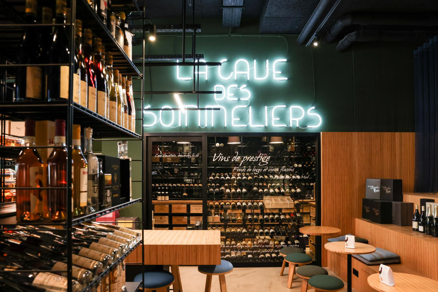 Un décor unique dont le point d’orgue est la cave à vins vitrée qui réunit des cuvées prestiges, des millésimes et des crus rares qui font le bonheur des collectionneurs. Marie Russillo (Maison Moderne)