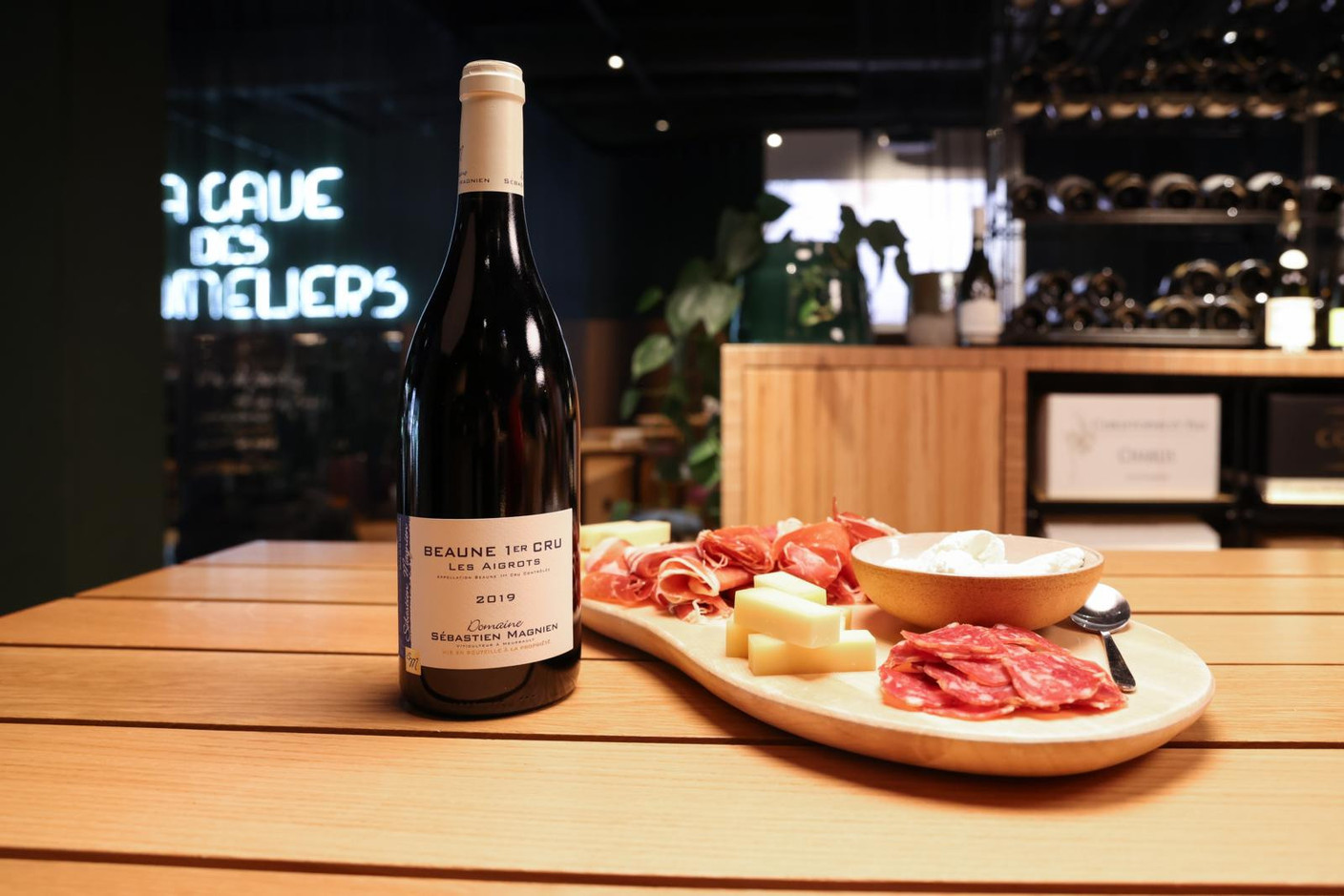 Un vin rouge qu’on accompagne d’une planche gourmande de charcuteries (jambon  serrano , salami truffé) et fromages dont la composition change légèrement selon les produits disponibles Marie Russillo (Maison Moderne)