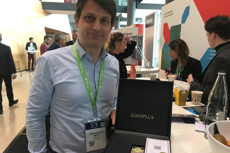 Le CEO de Coinplus, Yves-Laurent Kayan, et son wallet à 100.000 euros. (Photo: DR / Paperjam)