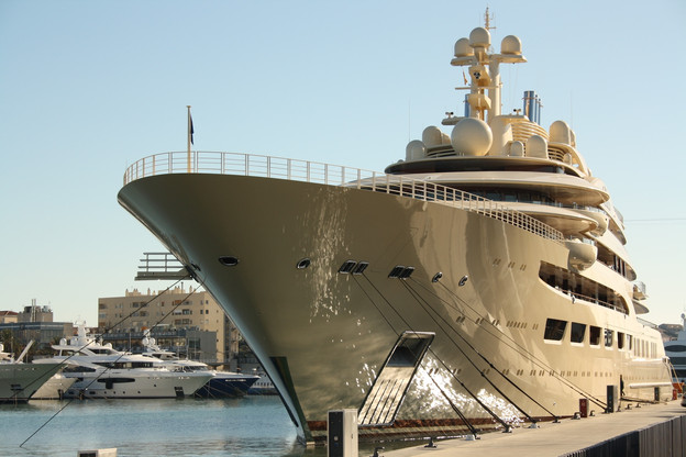 Le Dilbar, du milliardaire russe Alisher Usmanov, actuellement dans le port de Hambourg, mesure 156 mètres de long, et est doté de zones de divertissement et de loisirs, de deux héliports et d’une piscine de 25 mètres de long, la plus grande jamais construite sur un yacht. (Photo: Shutterstock)
