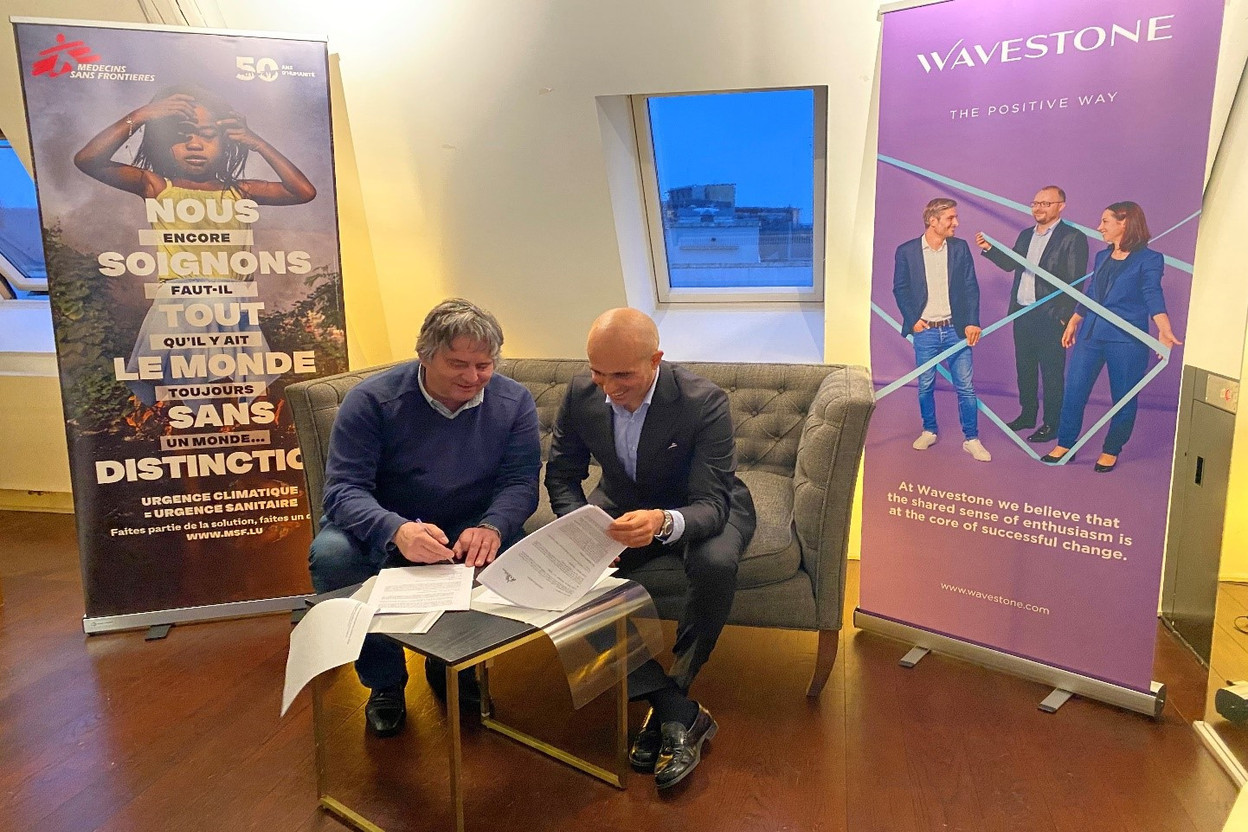 Guy Berchem (left), president of MSF Luxembourg, and Alessandro Zamboni, managing partner of Wavestone Luxembourg, at the signing of the partnership.  (Photo: DR)