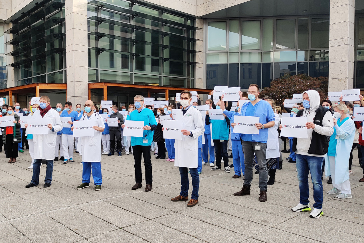 Hundreds of them were in front of hospitals across the country, like here in Kirchberg, in front of the HRS, to raise awareness about the health situation in Luxembourg. (Photo: Christophe Lemaire/Maison Moderne)