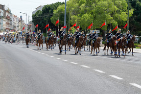 The escort of honour of the Republican National Guard on horseback accompanied the Grand Ducal couple to the Belém Palace. (Photo: SIP/Jean-Christophe Verhaegen)