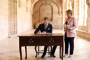 The signing of the guest book in the Church of Saint Mary at the Hieronymites Monastery. (Photo: Maison du Grand-Duc/Sophie Margue)
