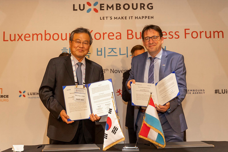 MoU co-signers: KAIST director Mun-Kee Choi and Mario Grotz, Luxinnovation management board president. Photo: SIP / Julien Warnand