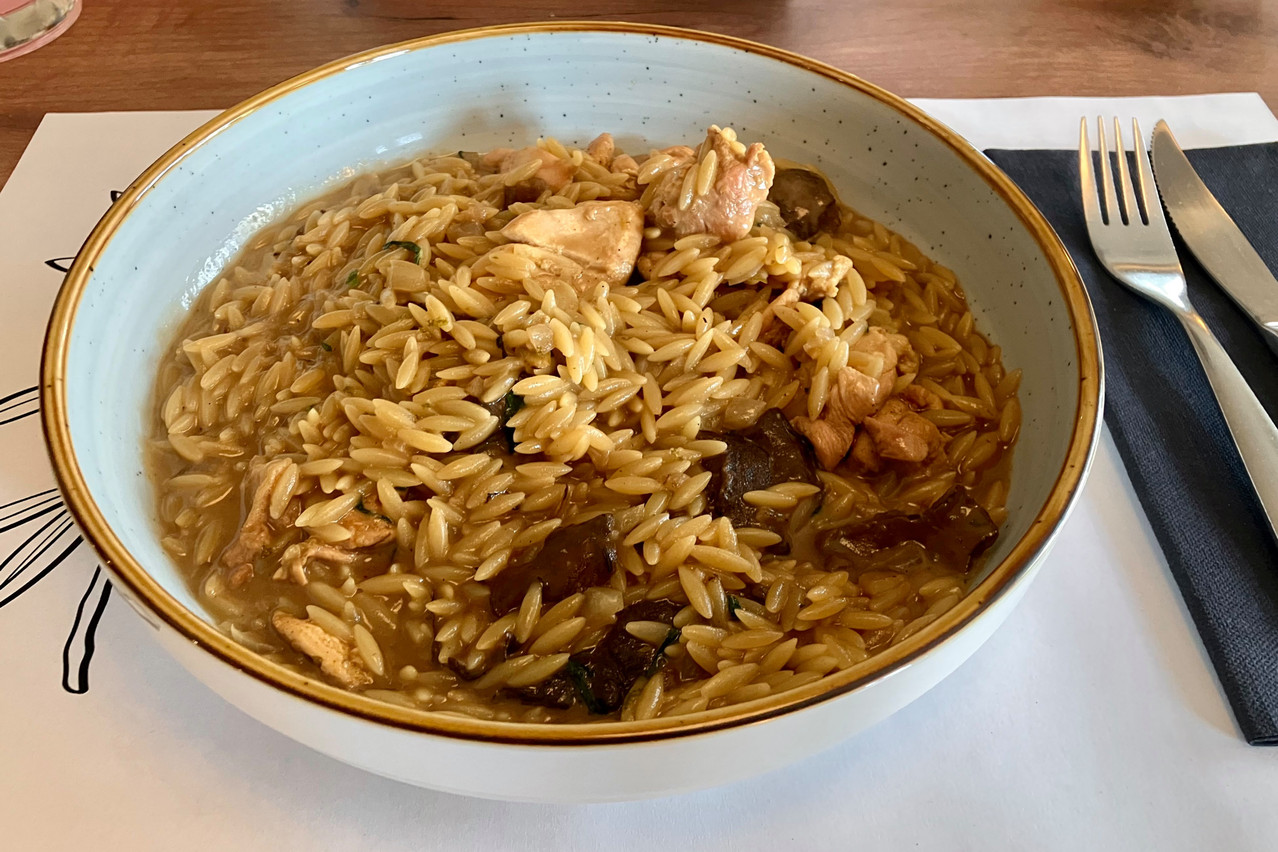 The dish of the day: youvetsi (a sort of Greek orzo) with chicken, mushrooms and parsley, accompanied by chunks of crunchy bread. Photo: Lydia Linna/Maison Moderne