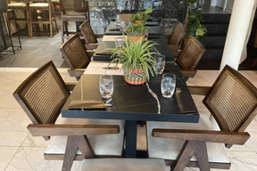 Small bistro tables, green plants and wooden seats create an atmosphere that is both authentic and warm. Photo: Céline Coubray/Maison Moderne