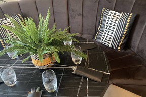 For small groups, these round tables are perfect. Photo: Céline Coubray/Maison Moderne