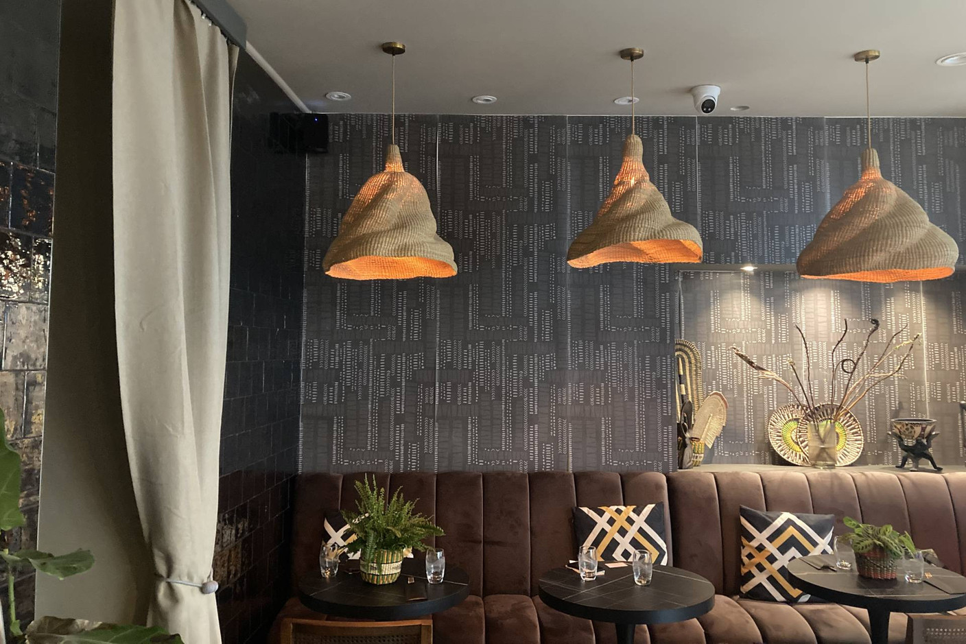 The decor showcases African craftsmanship. Photo: Céline Coubray/Maison Moderne