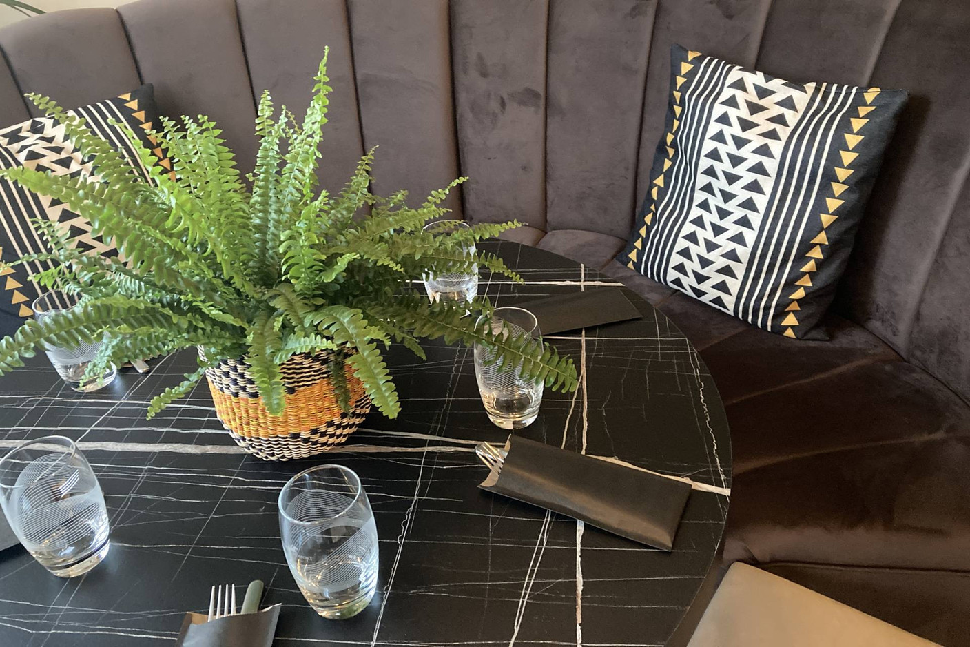 For small groups, these round tables are perfect. Photo: Céline Coubray/Maison Moderne