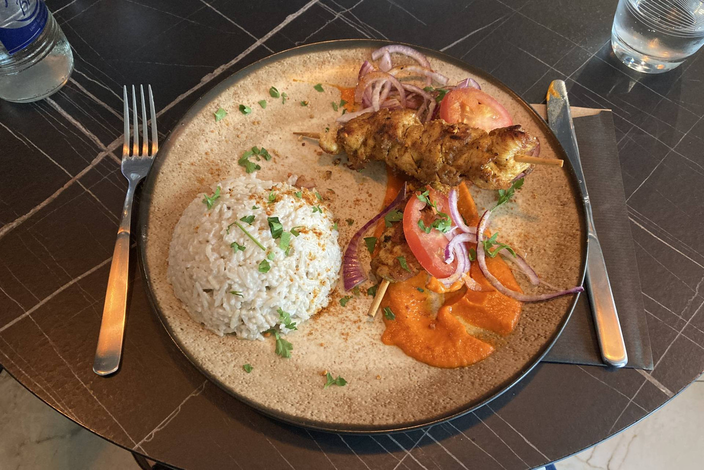 Suya is a spicy grilled chicken meat dish. Photo: Céline Coubray/Maison Moderne