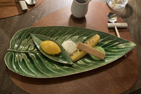 Roasted pineapple with spices. Photo: Paperjam