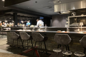 It is also possible to eat at the counter, in front of the team preparing the dishes. Photo: Paperjam