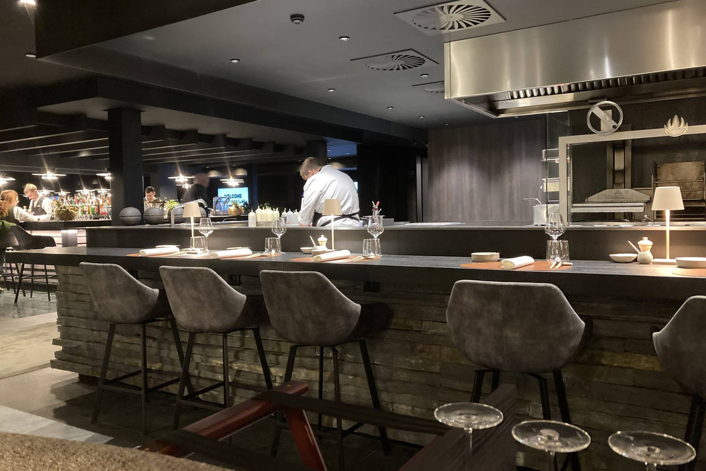 It is also possible to eat at the counter, in front of the team preparing the dishes. Photo: Paperjam