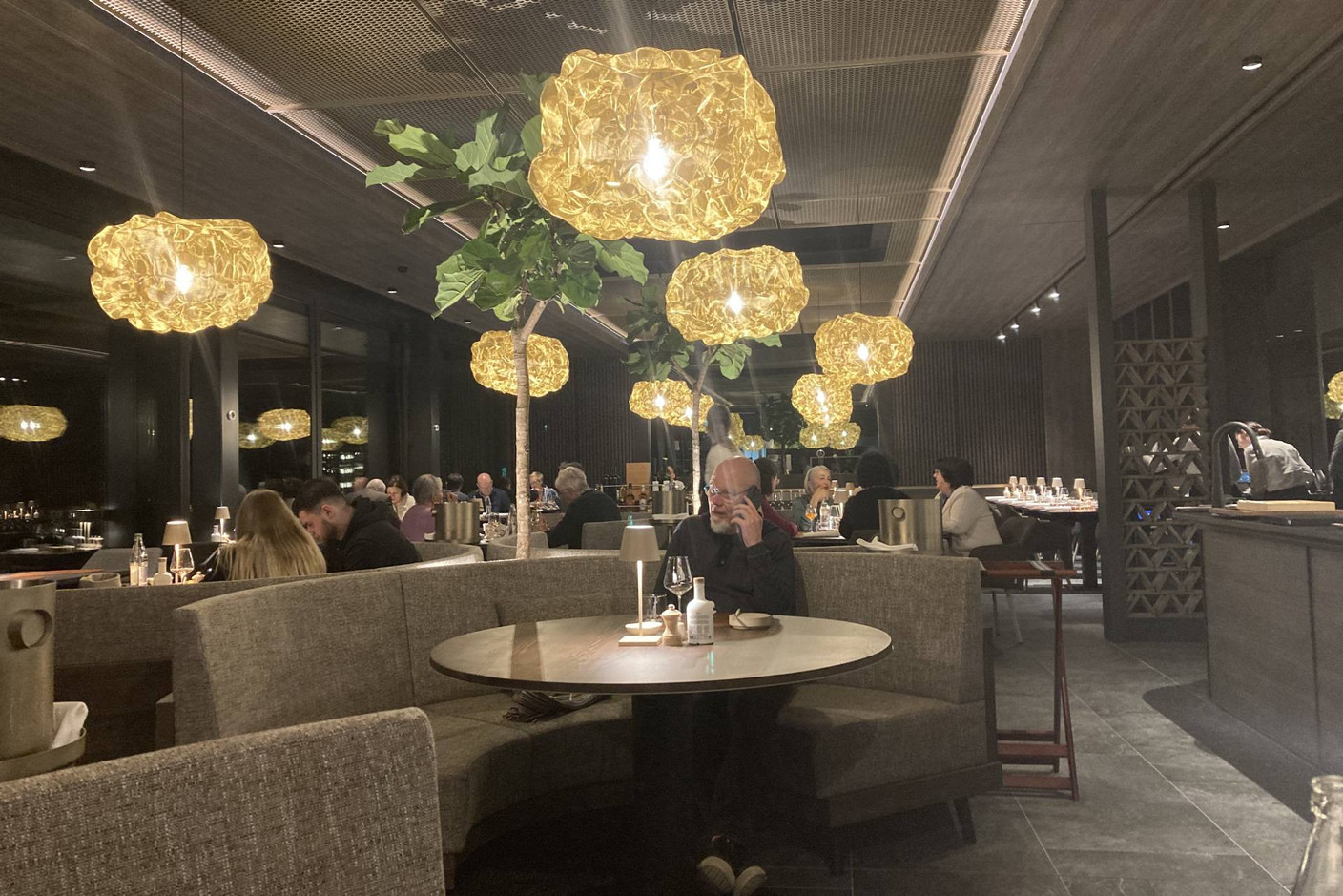 The dining room is pleasantly laid out, with tables in bands and others arranged in the form of islands.  Photo: Paperjam