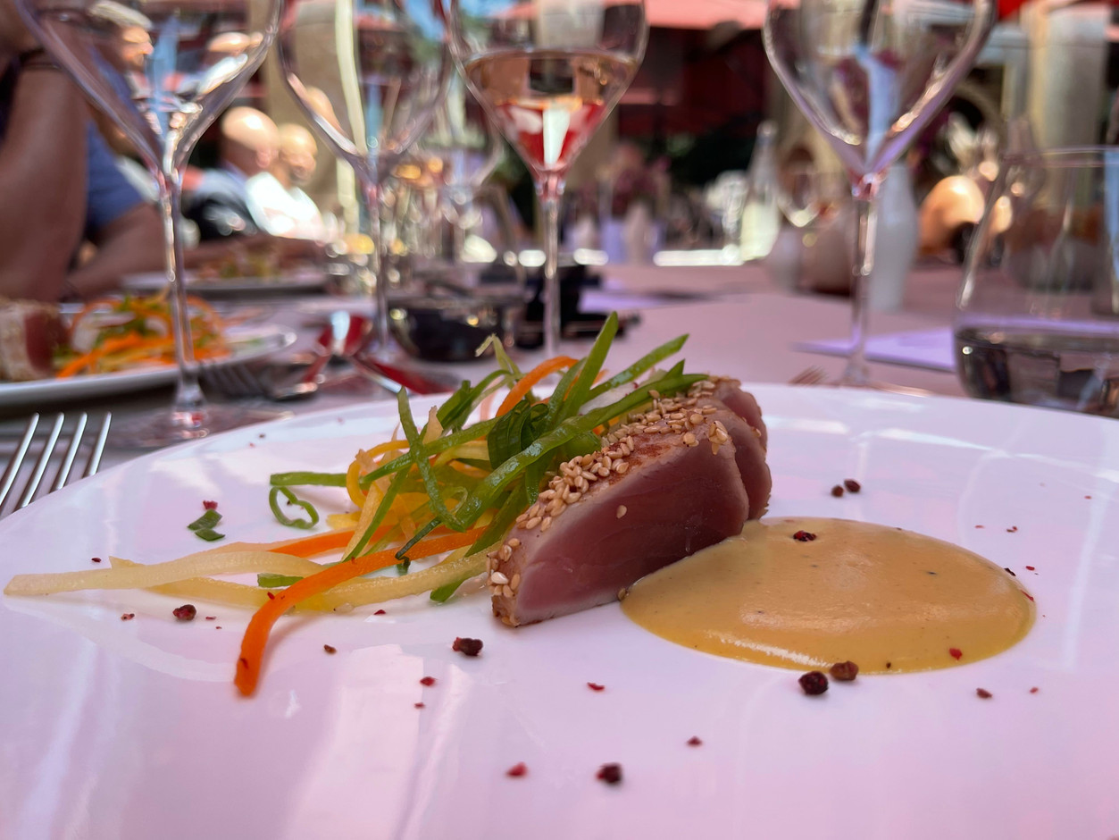 Seared red tuna fillet, crisp vegetable salad and ponzu vinaigrette. Photo: Paperjam