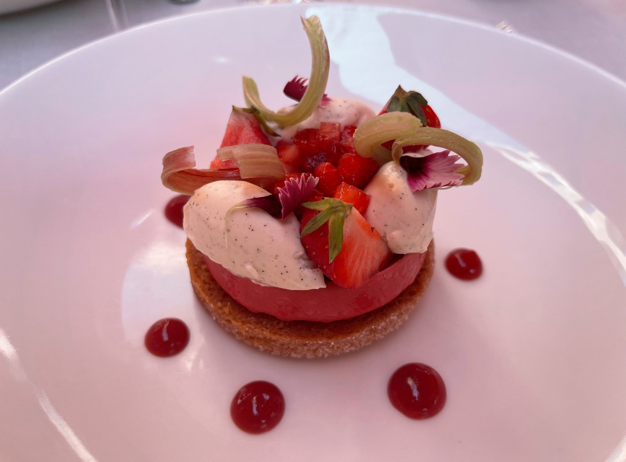 Strawberry gariguette, rhubarb confit and crispy Breton galette by Yannick Marchand. Photo: Paperjam