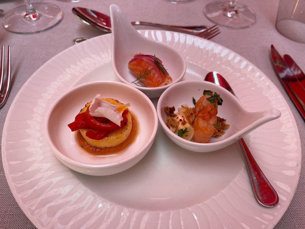 And some amuse-bouches: salmon, prawns and delicious polenta. (Photo: Paperjam)