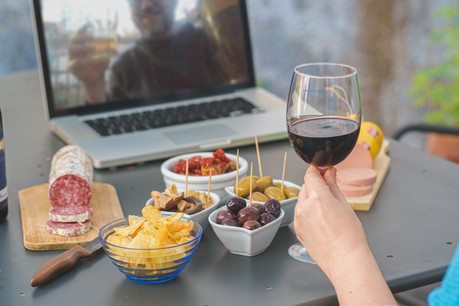 L’apéro virtuel a permis aux familles de garder quelques instants de convivialité. (Photo: Shutterstock)