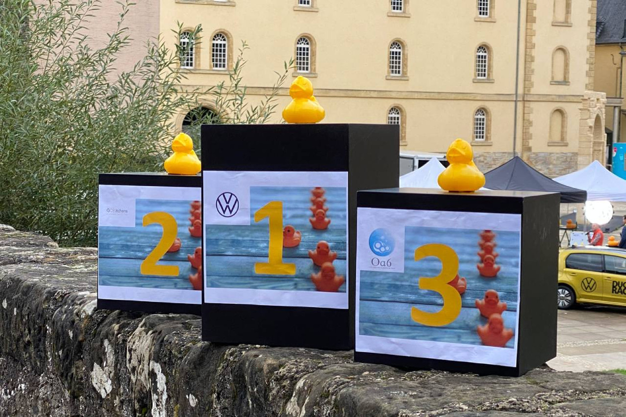 Les gagnants de la 23e édition de la Duck Race à Luxembourg peuvent remporter une Volkswagen T-Cross, une cuisine d’extérieur ou un vélo électrique, et tous les participants peuvent soutenir des associations caritatives. (Photo: Duckrace.lu)