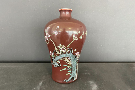 Il s’agit d’un vase de 22cm de haut, de forme Meiping sur fond rubis et à décor de fleurs datant du règne de l’empereur Qianlong. (Photo: Goldfield Auction).