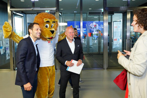 Dan Biancalana (député), la mascotte de l’Uni et Stéphane Pallage (recteur de l’Uni). ((Photo: Marc Schmit / Xero / Université du Luxembourg))