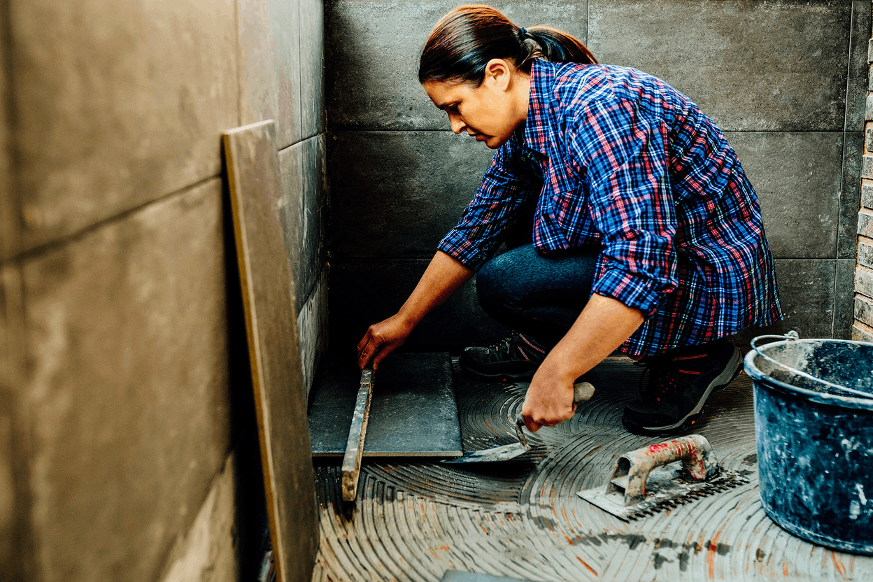 SIDE VIEW OF SENIOR MAN WORKING IN WALL Copyright © 2020, David Pereiras, licensed via EyeEm Mobile GmbH