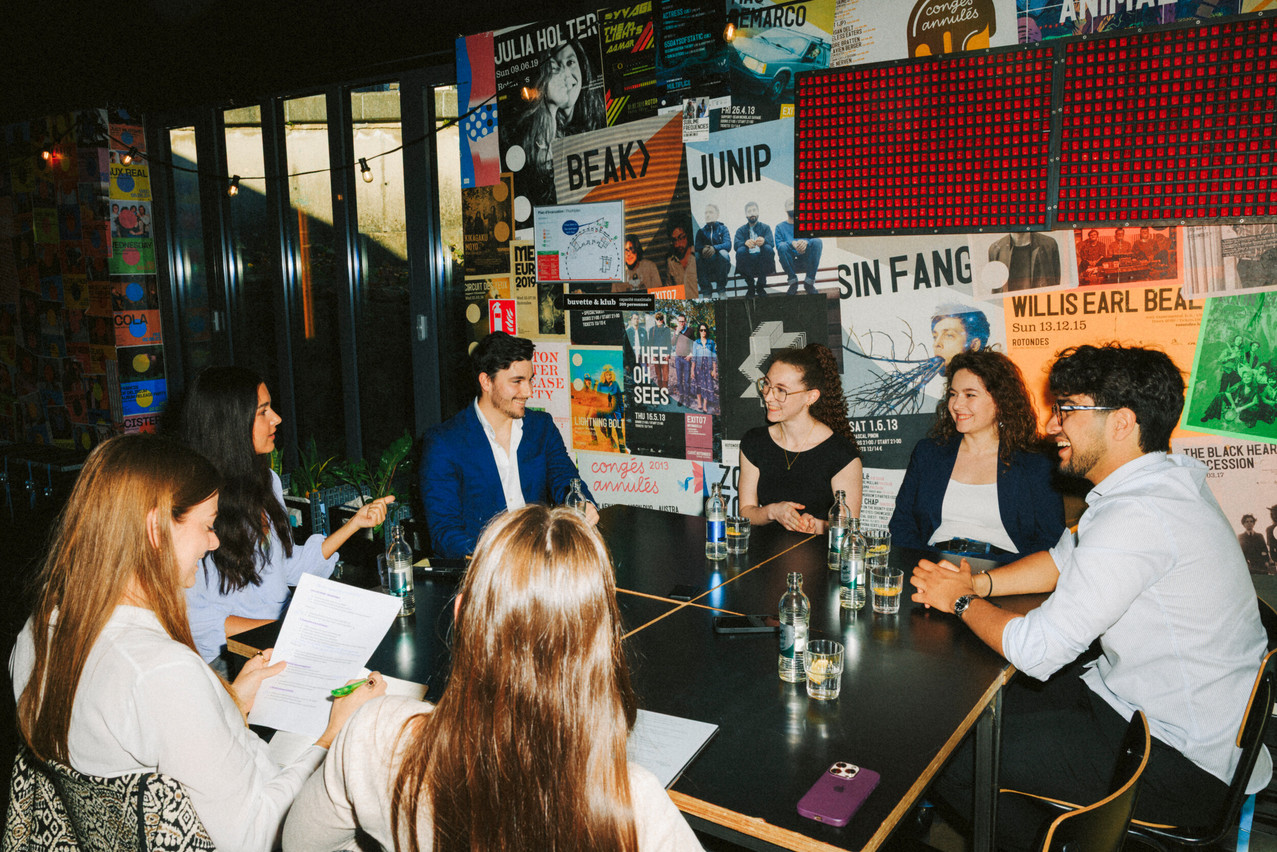 At La Buvette des Rotondes, a roundtable brought together young professionals and students – Sarah Akhmiss, Juan Gasca, Laly Chivard, Julie Federspiel and Kevin Freitas – to discuss their relationship to work. Photo: Julian Pierrot/Paperjam