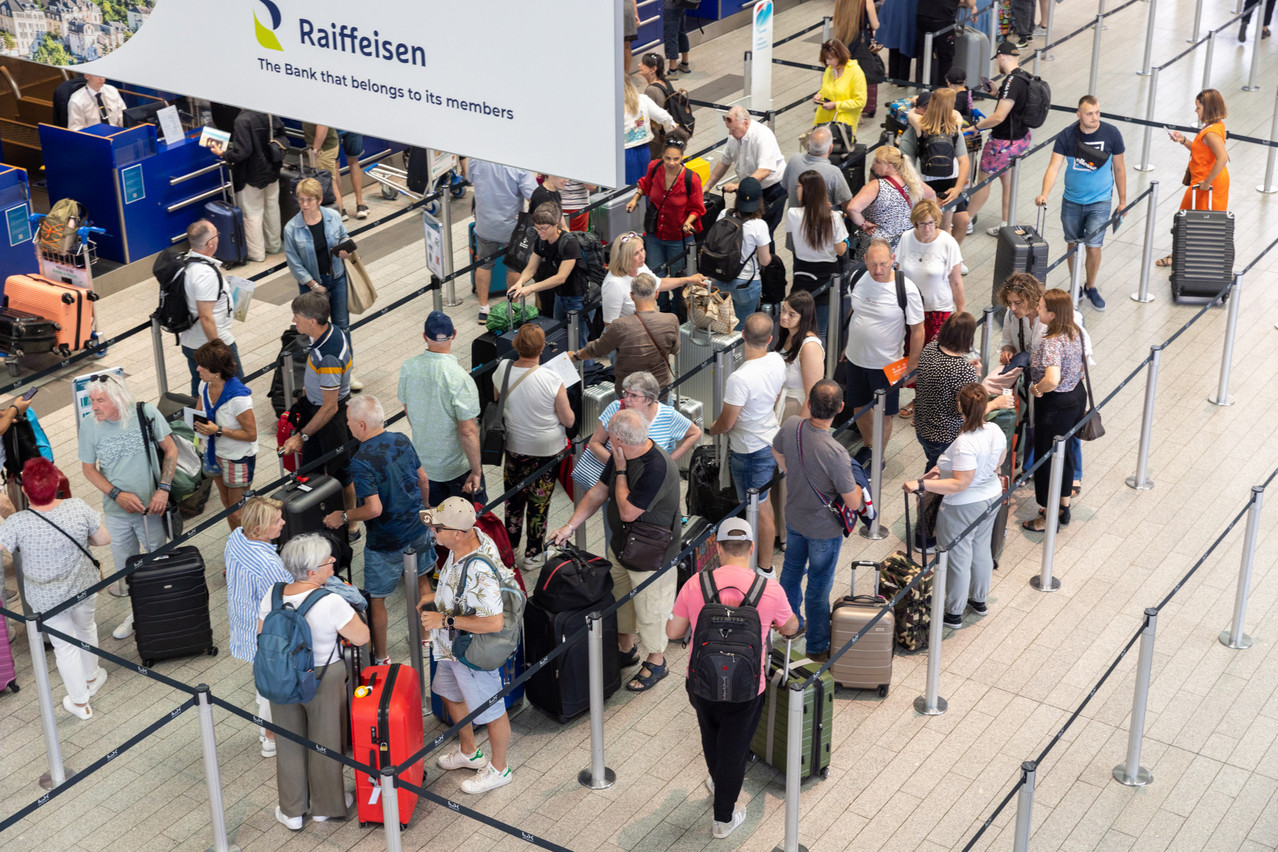Queues form mainly over weekends and during school holidays. It’s difficult to size an airport to cope with these peaks, when the rest of the time the atmosphere is fairly calm. Photo: Romain Gamba/Archives